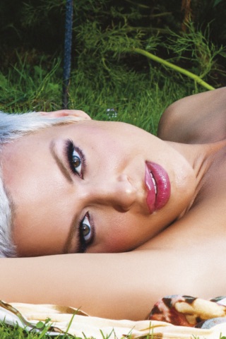 Laura Desiree posing nude